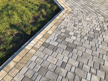 Yeşil bitkilerle dolu bahçe taşı patikası, gündüz vakti tuğla kaldırım. 