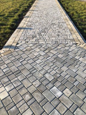 Yeşil bitkilerle dolu bahçe taşı patikası, gündüz vakti tuğla kaldırım. 