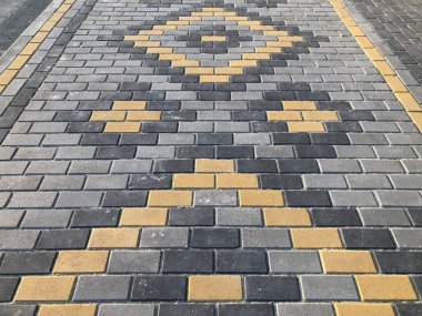 Değişik renklerde taş yontmalar, gündüz vakti yakın çekim. 