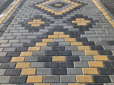 Değişik renklerde taş yontmalar, gündüz vakti yakın çekim. 