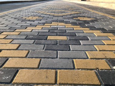 Değişik renklerde taş yontmalar, gündüz vakti yakın çekim. 