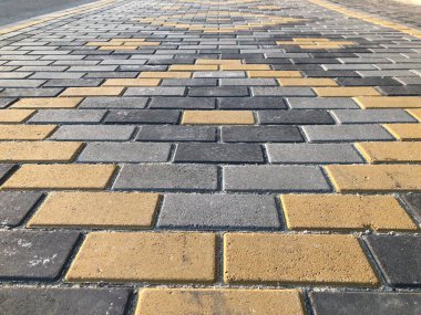 Değişik renklerde taş yontmalar, gündüz vakti yakın çekim. 