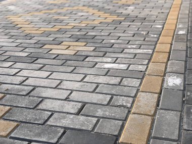 Değişik renklerde taş yontmalar, gündüz vakti yakın çekim. 