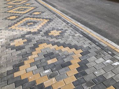 Değişik renklerde taş yontmalar, gündüz vakti yakın çekim. 