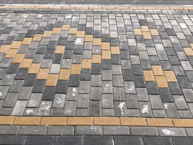 Değişik renklerde taş yontmalar, gündüz vakti yakın çekim. 