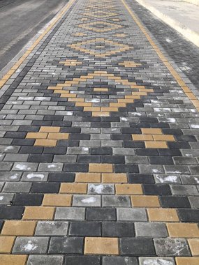 Değişik renklerde taş yontmalar, gündüz vakti yakın çekim. 