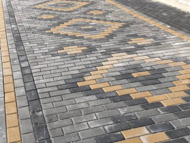 Değişik renklerde taş yontmalar, gündüz vakti yakın çekim. 