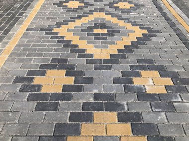 Değişik renklerde taş yontmalar, gündüz vakti yakın çekim. 