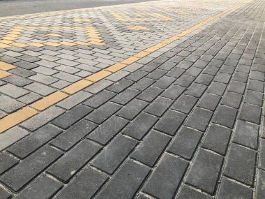 Değişik renklerde taş yontmalar, gündüz vakti yakın çekim. 