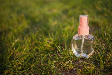 Antiseptik alkol solüsyonu spreyi, koronavirüsü kontrol etmek için hijyenik şişe, kapat.