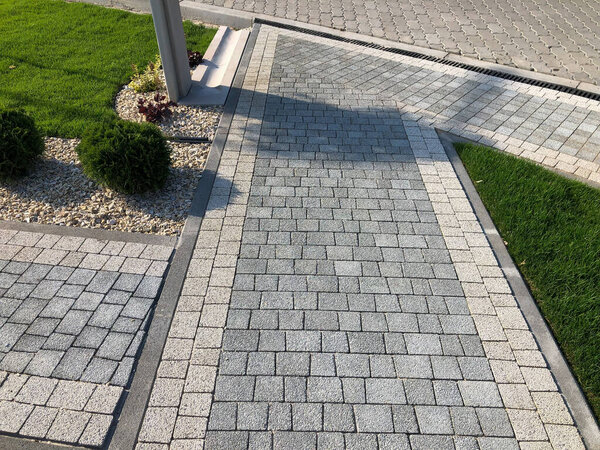 Вложенные тротуары различных цветов в шикарном саду в дневное время