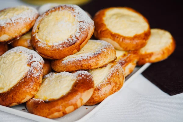 Bun Com Queijo Cottage Pires Fundo Mesa Branca — Fotografia de Stock