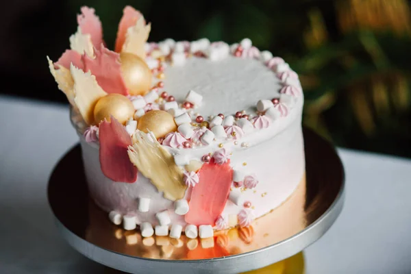 Süße Weiße Buttercreme Runde Torte Mit Rosenblüten — Stockfoto