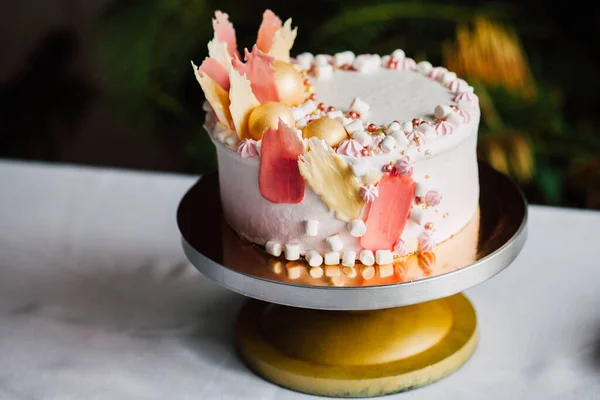 Süße Weiße Buttercreme Runde Torte Mit Rosenblüten — Stockfoto