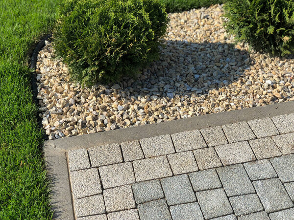 Вложенные тротуары различных цветов в шикарном саду в дневное время