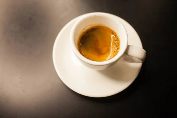 커피를 만들어 어두운 배경에 담았다 — 스톡 사진