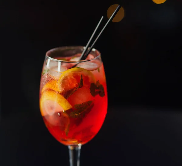 Boisson Fraîche Aux Fruits Glacés Sur Une Table Bois Gros — Photo