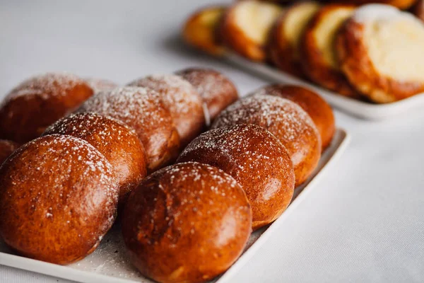 Beyaz Masa Arkaplanındaki Bir Tabakta Süzme Peynirli Çörek — Stok fotoğraf