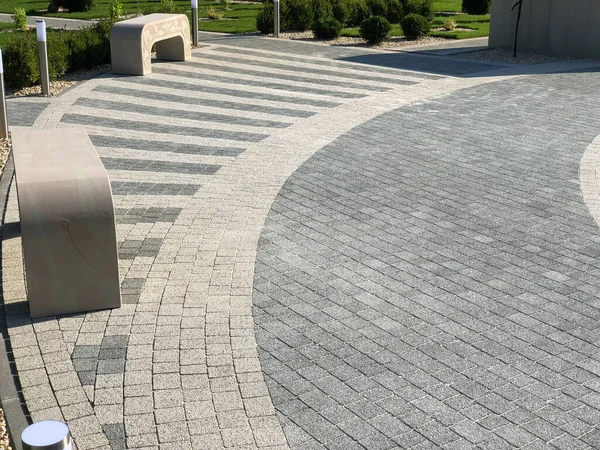 Yeşil bitkilerle dolu bahçe taşı patikası, gündüz vakti tuğla kaldırım. 