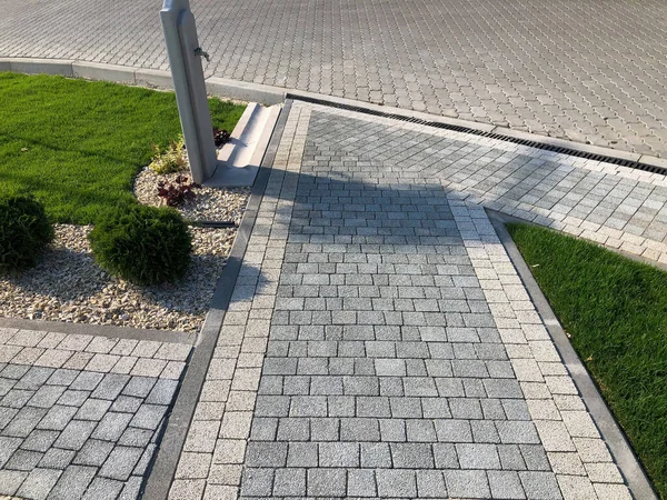 Değişik renklerde taşlar, parkta yürüyüş yolu. 