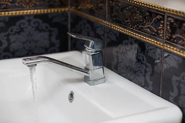Modern Bathroom Chrome Faucet Running Water — Stock Photo, Image