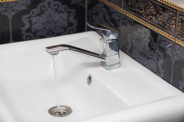 Grifo Moderno Del Cromo Del Cuarto Baño Con Agua Corriente —  Fotos de Stock