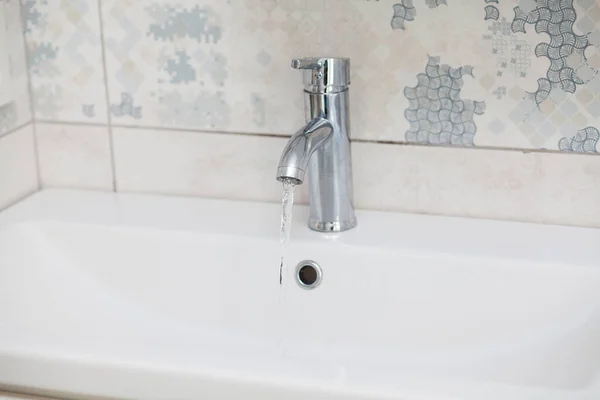 现代浴室镀铬水龙头用水 — 图库照片