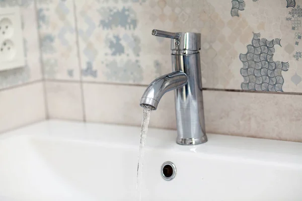 Robinet Salle Bain Moderne Chromé Avec Eau Courante — Photo