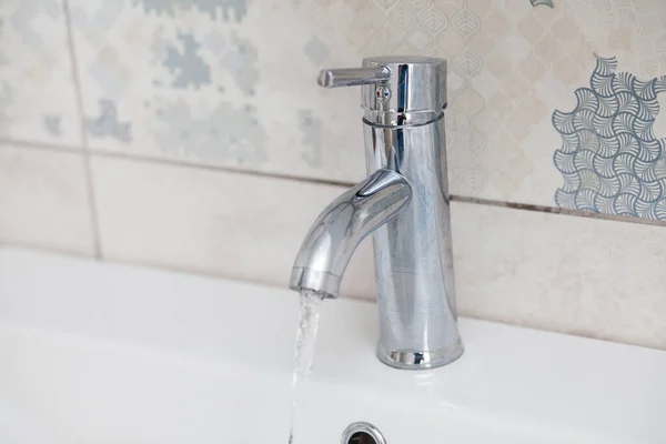 Robinet Salle Bain Moderne Chromé Avec Eau Courante — Photo