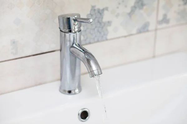 Robinet Salle Bain Moderne Chromé Avec Eau Courante — Photo