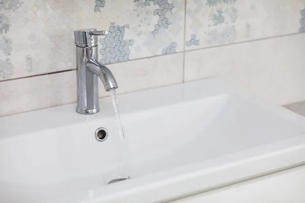 Robinet Salle Bain Moderne Chromé Avec Eau Courante — Photo