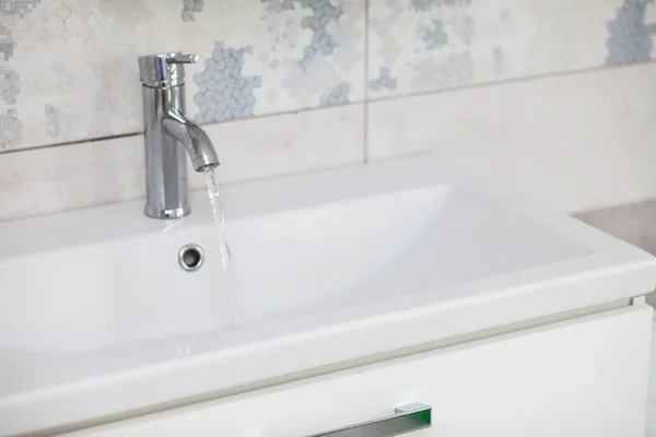 现代浴室镀铬水龙头用水 — 图库照片