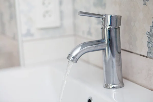 Robinet Salle Bain Moderne Chromé Avec Eau Courante — Photo