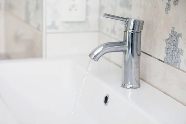 Robinet Salle Bain Moderne Chromé Avec Eau Courante — Photo