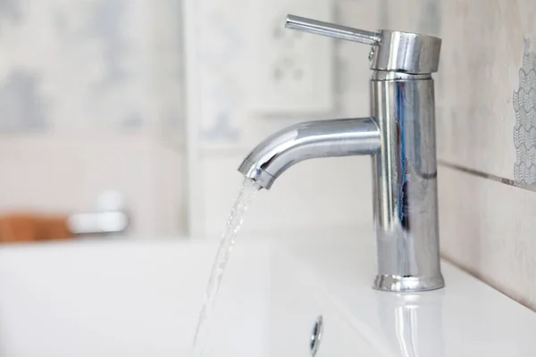 Robinet Salle Bain Moderne Chromé Avec Eau Courante — Photo