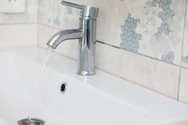 Robinet Salle Bain Moderne Chromé Avec Eau Courante — Photo