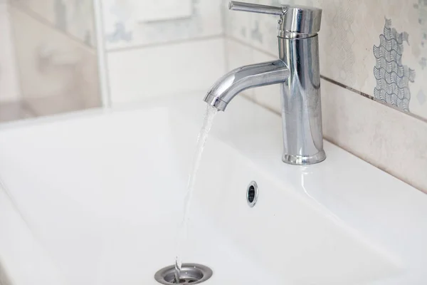 Robinet Salle Bain Moderne Chromé Avec Eau Courante — Photo