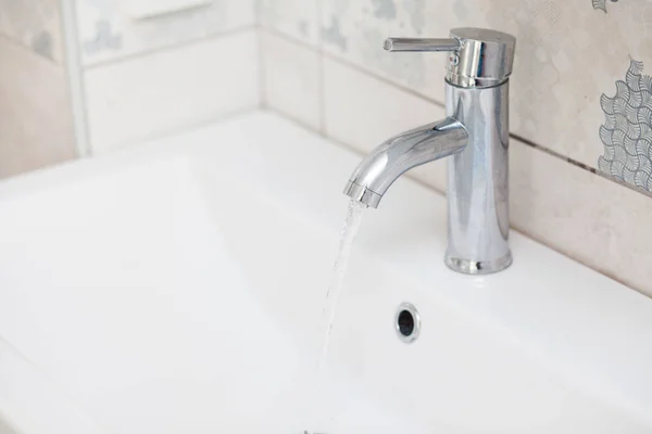 Robinet Salle Bain Moderne Chromé Avec Eau Courante — Photo