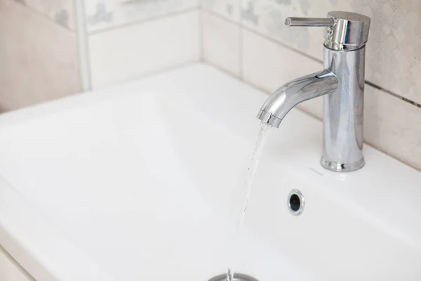 Robinet Salle Bain Moderne Chromé Avec Eau Courante — Photo