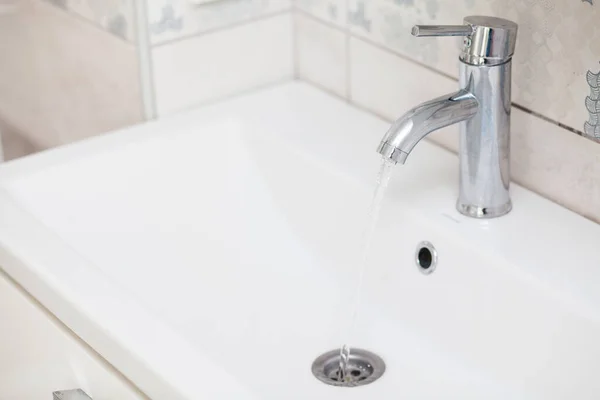 Torneira Moderna Cromo Banheiro Com Água Corrente — Fotografia de Stock