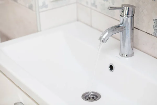 Robinet Salle Bain Moderne Chromé Avec Eau Courante — Photo