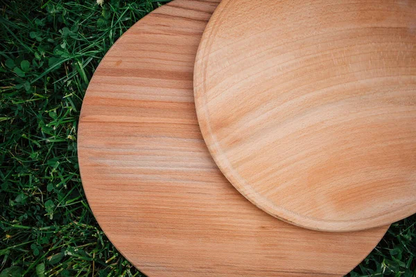 Yeşil çimlerin üzerinde yuvarlak ahşap tahtalar