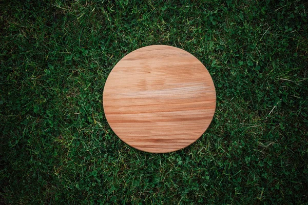 Runde Holzplatte Auf Grünem Gras Hintergrund — Stockfoto