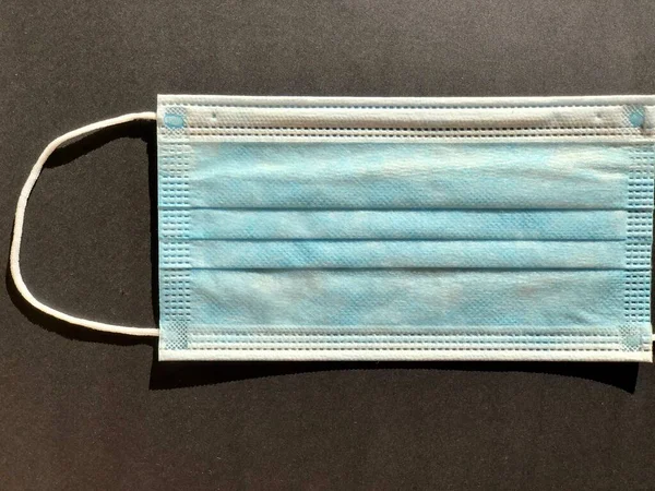 Gri arkaplanda tek kullanımlık yüz maskesi