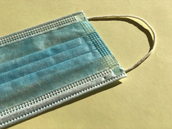 Beyaz arka plan üzerinde izole tek kullanımlık yüz maskesi