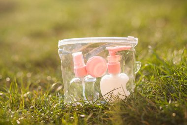 Antiseptik alkol solüsyonu spreyi ve sıvı sabun şişeleri, koronavirüsü kontrol etmek için hijyenik set, kapatın.