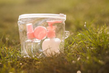 Antiseptik alkol solüsyonu spreyi ve sıvı sabun şişeleri, koronavirüsü kontrol etmek için hijyenik set, kapatın.