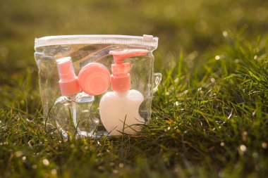 Antiseptik alkol solüsyonu spreyi ve sıvı sabun şişeleri, koronavirüsü kontrol etmek için hijyenik set, kapatın.