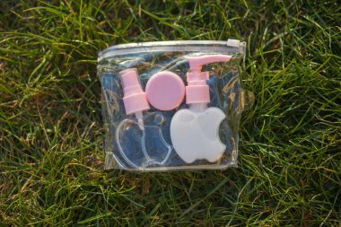 Antiseptik alkol solüsyonu spreyi ve sıvı sabun şişeleri, koronavirüsü kontrol etmek için hijyenik set, kapatın.