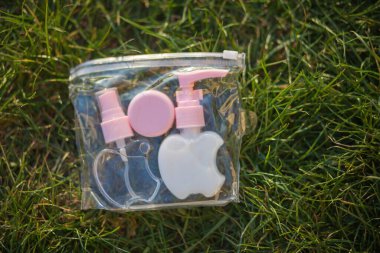 Antiseptik alkol solüsyonu spreyi ve sıvı sabun şişeleri, koronavirüsü kontrol etmek için hijyenik set, kapatın.